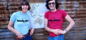 1976: Tony und Maureen Wheeler mit Lonely Planet T-shirts © Peter Campbell