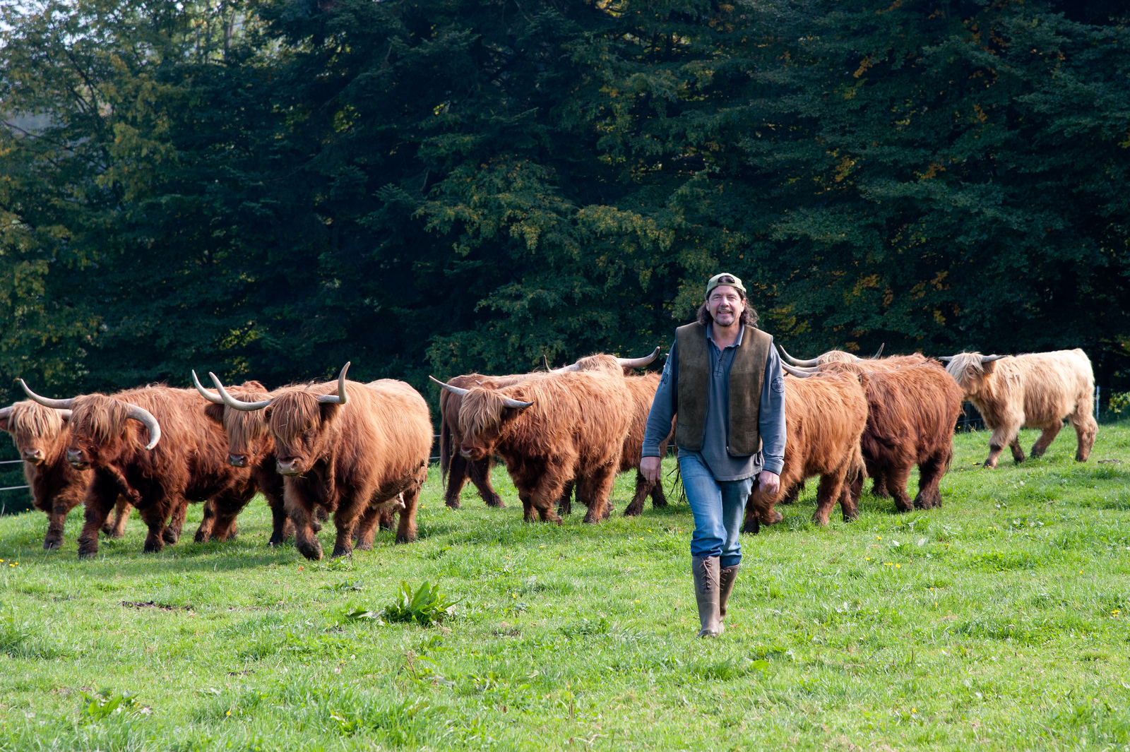 Züchter Lucian und einige seiner Tiere; Bild: Jürgen Schmücking
