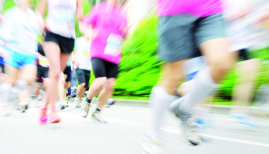 Viele Läufer beim Wettlauf, mit Zoom-Unschärfe