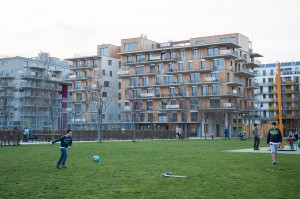 fußballplatz mit sicht auf haus