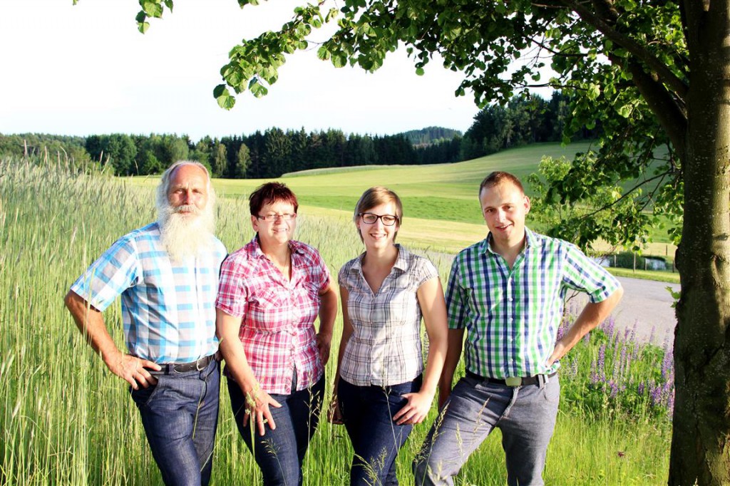 Übergeber und Übernehmer am Biohof Thauerböck. Bild: Biohof Thauerböck