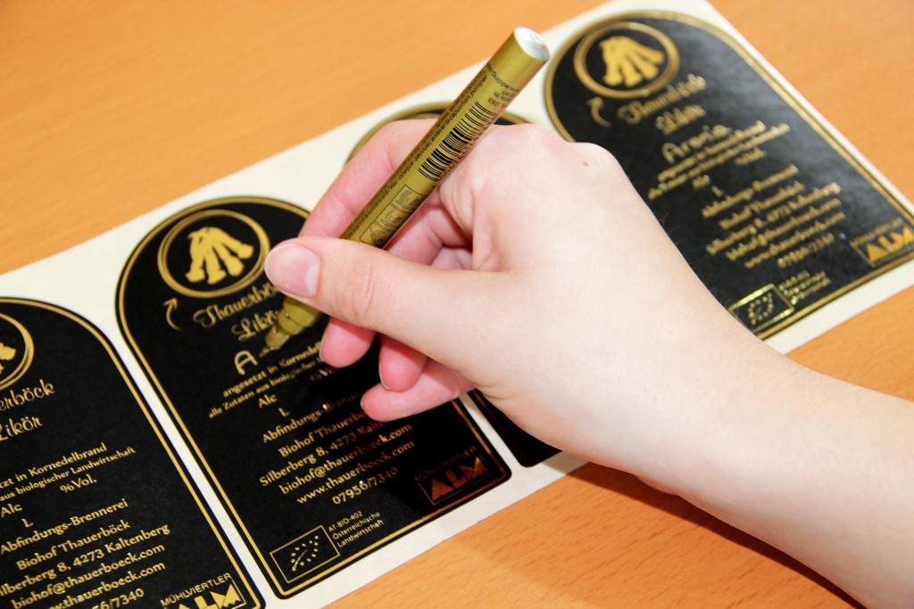 Die Etiketten werden mit der Hand beschriftet.