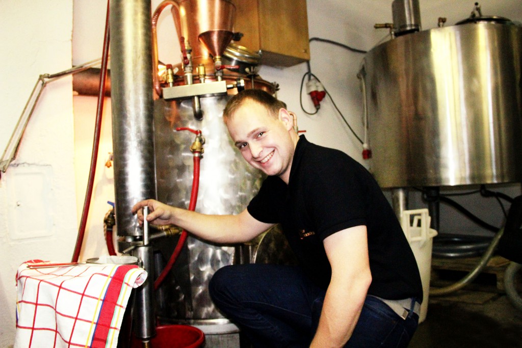 Mario beim Schnapsbrennen