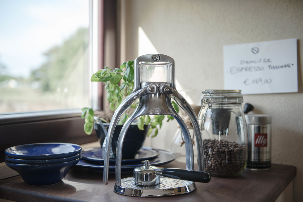 Auch die Espresso-Maschine kommt ohne Strom aus. Bild: Marlene Mautner