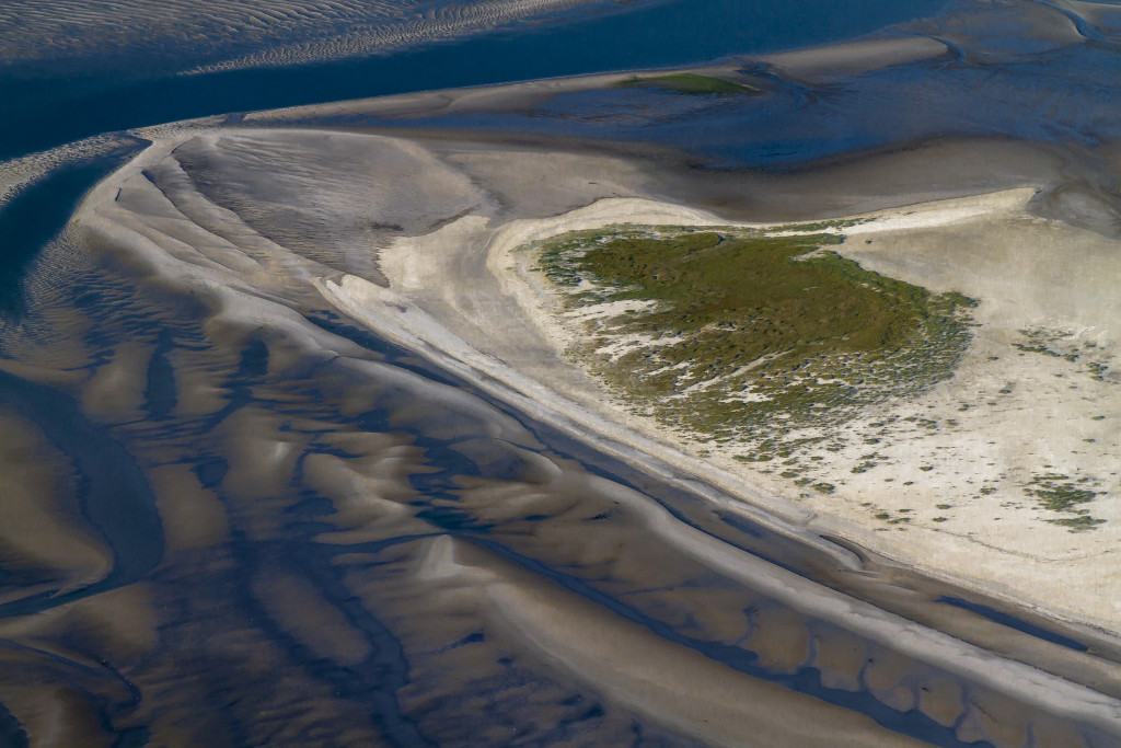 Der LKN-SH unterstützt die redaktionelle Berichterstattung über Themen, die in seine Zuständigkeit fallen, durch Bereitstellung von Bildern für Presseerzeugnisse wie Tageszeitungen, Zeitschriften, Illustrierten sowie die nicht-kommerzielle und nicht-werbliche Nutzung in Broschüren, Büchern oder Internetbeiträgen. Die Berichterstattung bezieht sich auf die Darstellung des Küstenschutzes an Nord- und Ostsee, des Hochwasserschutzes an Flüssen, der Instandhaltung landeseigener Häfen, der Abwehr von Gefahren in diesen Bereichen und anderen Aufgaben des LKN-SH sowie auf die Darstellung des Nationalparks, Biosphärenreservats und Weltnaturerbes Schleswig-Holsteinisches Wattenmeer und auf vom LKN-SH betriebene Informationseinrichtungen.