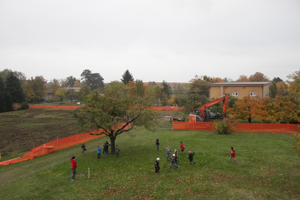 Kinder spielen nun neben der gerodeten Fläche/Baustelle I Foto: Alexa Lutteri
