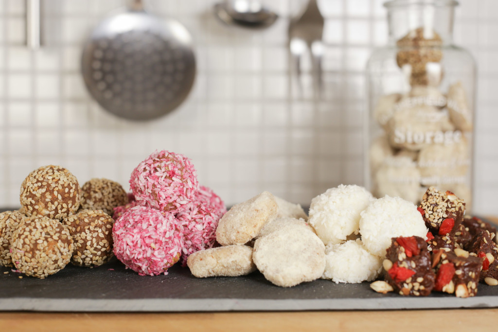 Ein voller Keksteller ohne Backen – Michaela Russmann macht's vor. © Rohgenuss