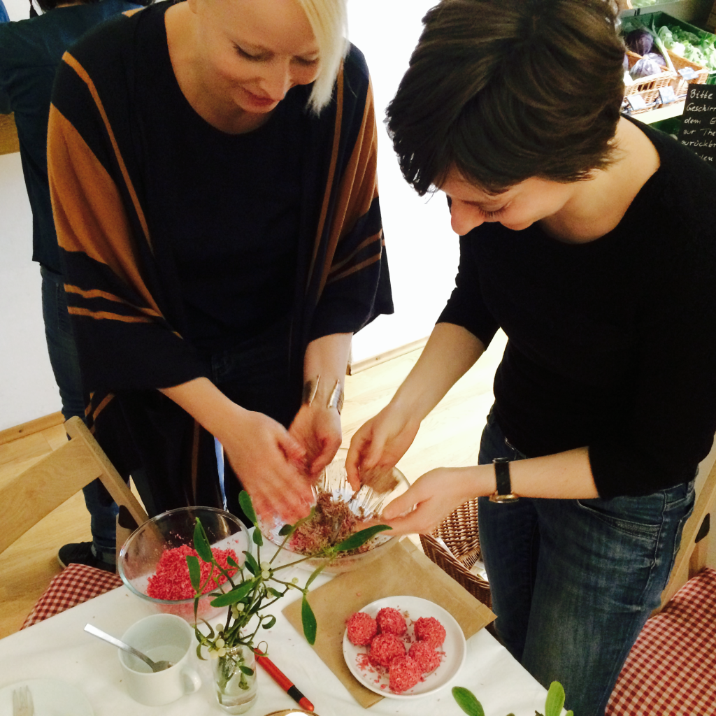 Michaela Russmann und Autorin Sarah Krobath beim Pralinen-Formen © S. Krobath