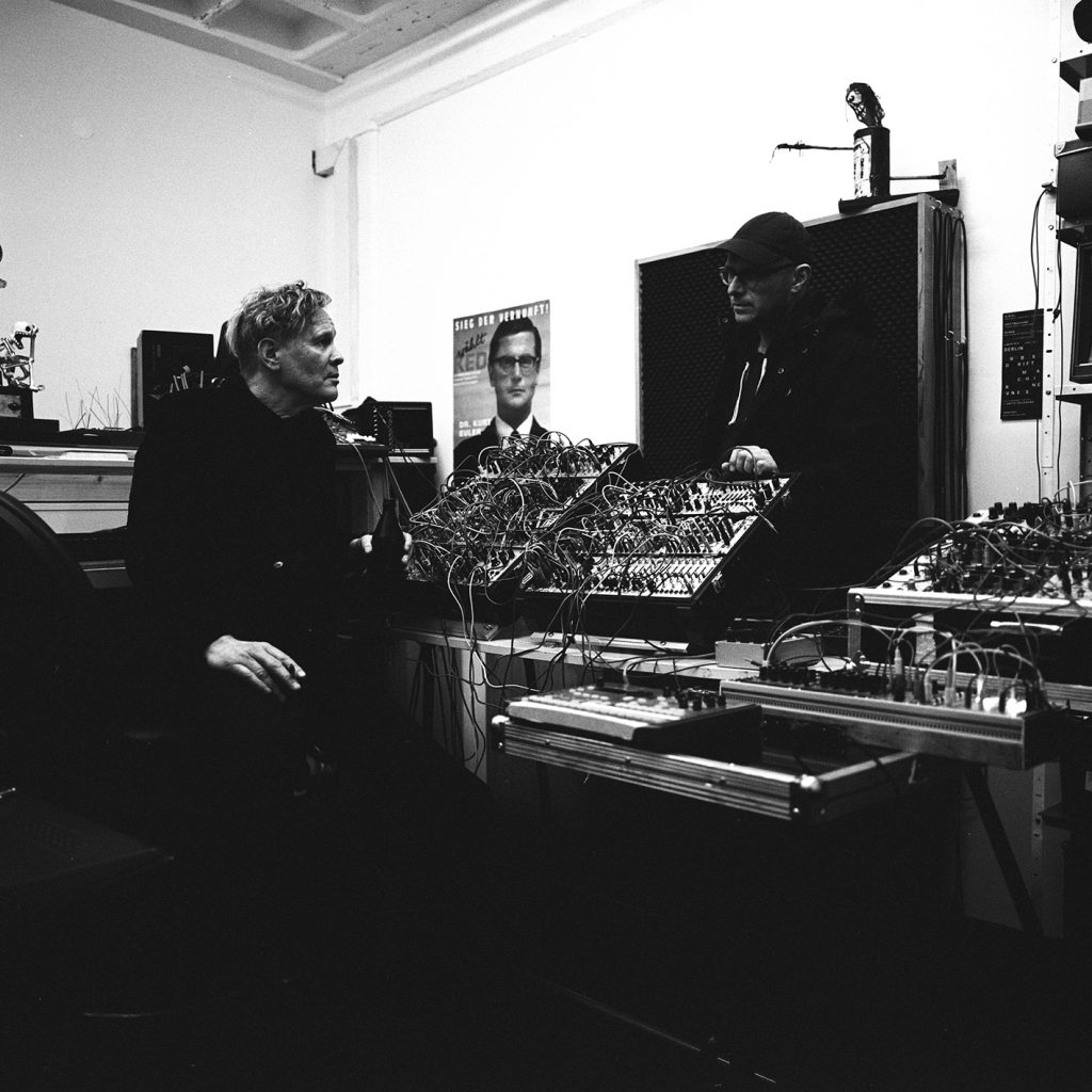 UR088_Driftmachine_Colliding_Contours_7_Andreas_Gerth_and_Florian_Zimmer_Umor_Rex