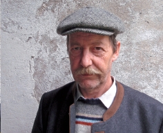 Bernhard Kathan lebt als interdisziplinärer Kulturhistoriker in Innsbruck. Der Kulturwissenschafter Bernhard Kathan widmet sich der "Schönen neuen Kuhstall-Welt" (Foto: Thomas Weber)