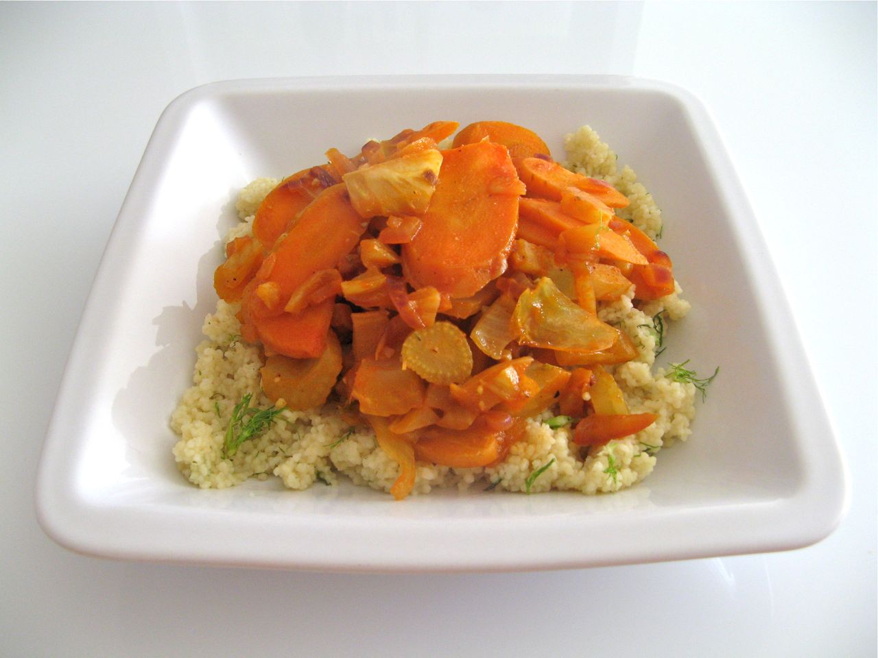 Den Stress verdauen: Karotten-Fenchel-Pfanne mit Couscous - BIORAMA Den Stress verdauen: Karotten-Fenchel-Pfanne mit Couscous - BIORAMA
