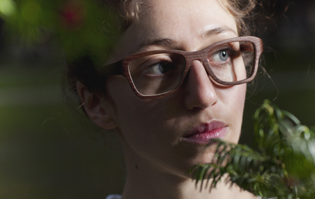 Frau mit Holzbrille