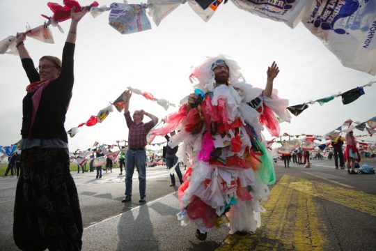 Plastiktütenmonster bei einem Event
