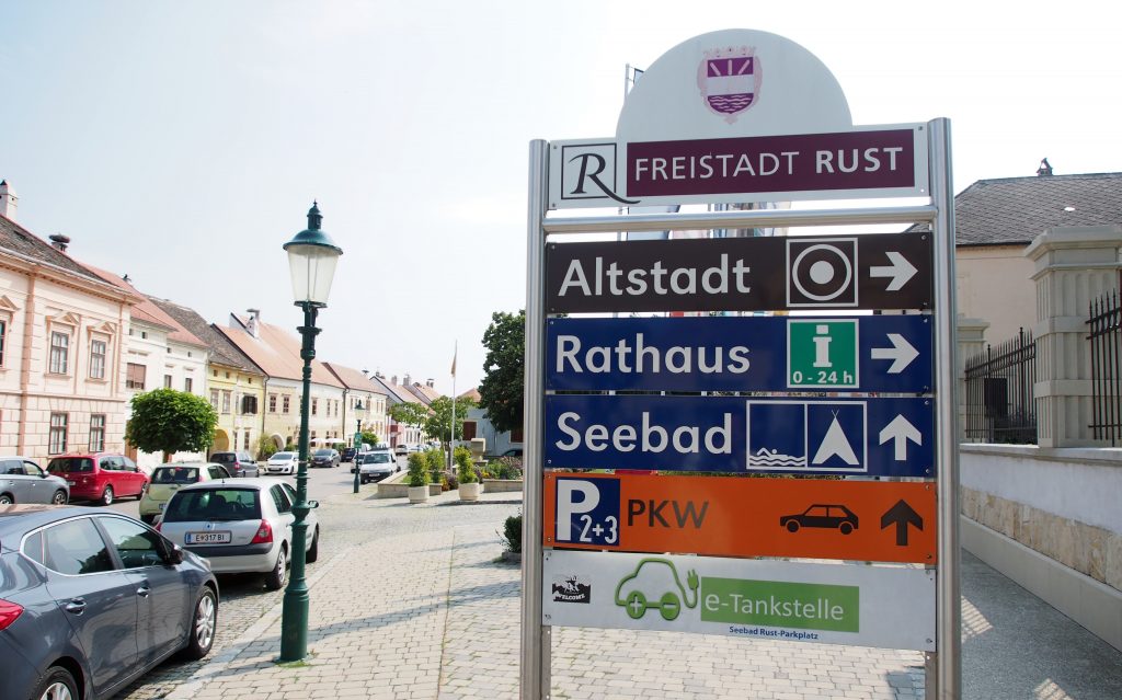 Immer öfter finden sich öffentliche Ladestationen. Darauf verlassen kann man sich aber nicht.