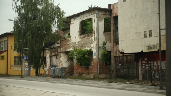 Bosnia grows Organic: Zerstörtes und verlassenes Kaufhaus