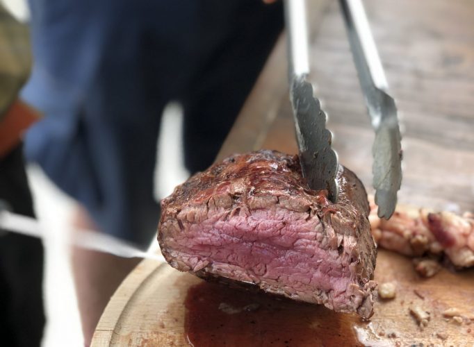 Am Biohof Edibichl kann man Bisonfleish in Bioqualität ab Hof kaufen und sogar lernen es zuzubereiten.