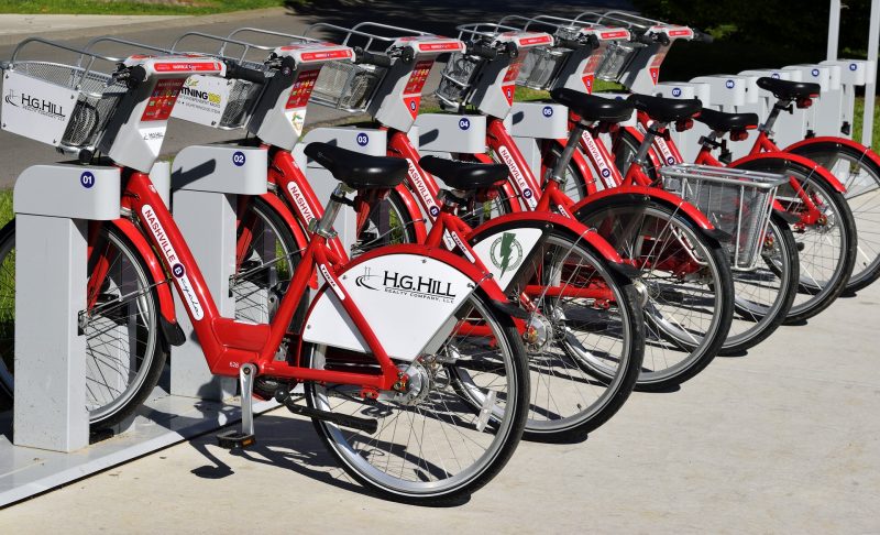 Menschen auf einem elektrischen Fahrrad mit farbenfroher Windschutzscheibe  an der Kreuzung, Hefei, China Stockfotografie - Alamy