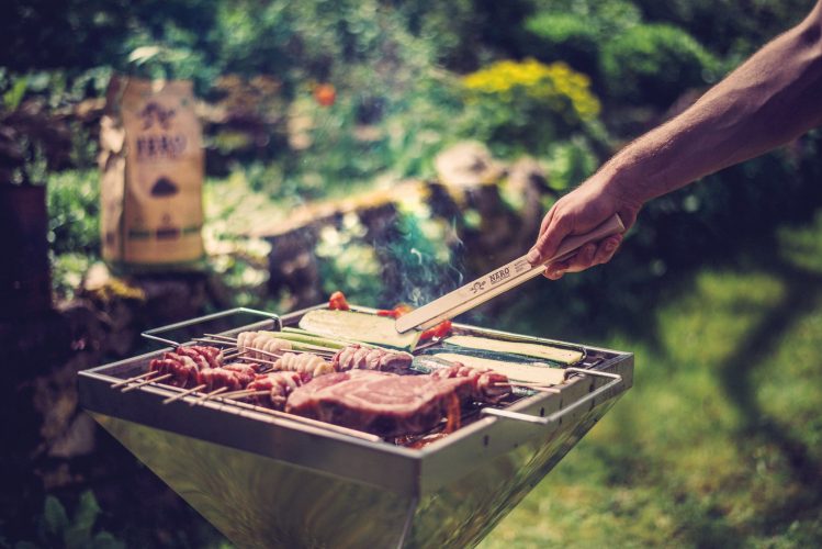 Von Nero gibt es neben Grillkohle auch Produkte wie Biogrillsaucen und Gewürzmischungen.