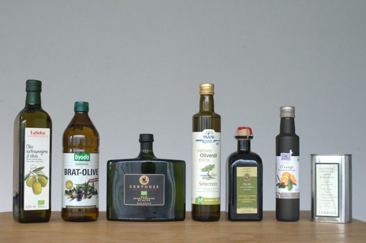 Anreihung von 7 verschiedenen Olivenöl-Flaschen