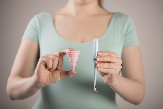Weder Hersteller von Tampons noch von Menstruationstassen klären ihre Kunden über verwendete Materialen oder Inhaltsstoffe auf.