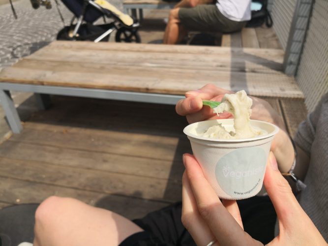 Bei Veganista bekommt man nur veganes Eis, teilweise in Bioqualität und zuckerfrei.