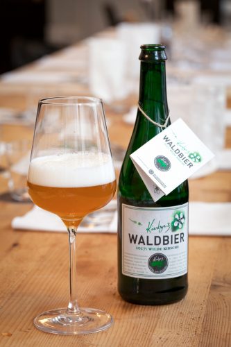 Bier gebraut mit Zutaten aus der Wildnis