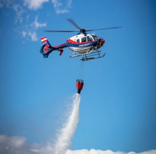 Die Hubschrauber, die für Waldbrände verwendet werden, gehören etweder dem Innenministerium oder zivilen Flughzugbesitzern.