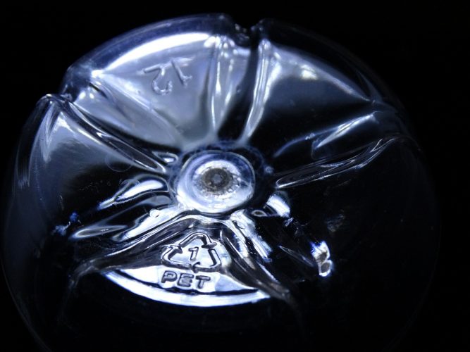 Bioplastik kann zum Beispiel aus Mais, Zuckerrohr oder Cellulose hergestellt werden. Die Mikroplastik-Problematik fällt dadurch weg.