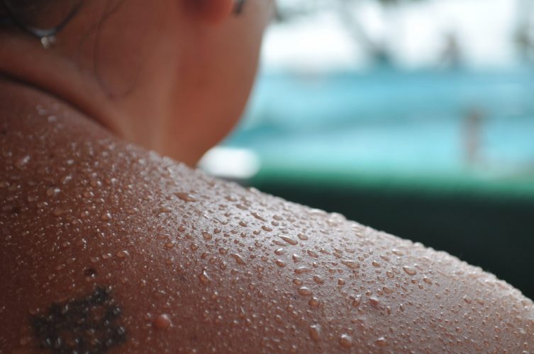 Jeder Mensch schwitzt. Im Normalfall verlieren wir zirka einen Liter Flüssigkeit pro Tag, in Extremfällen bis zu fünfzehn.