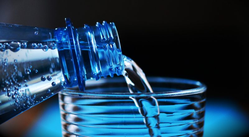 Viel Wasser zu trinken fördert das Schwitzen nicht, es reguliert aber den Flüssigkeitshaushalt des Körpers. Eisgekühlte Getränke sind jedoch kontraproduktiv.