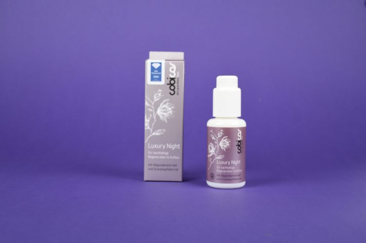 Anti-Aging Nachtcreme von Cobicos mit Mangolienextrakt und Sheabutter.