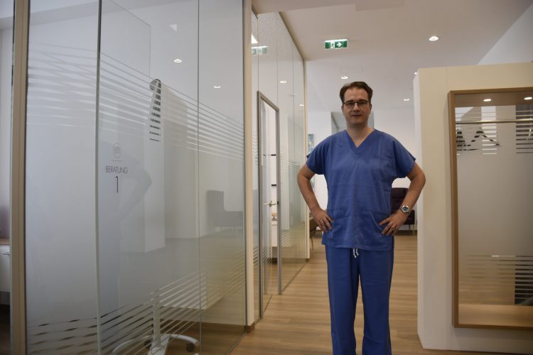 Dr. Brunbauer versucht Paaren mithilfe künstlicher Befruchtung zu verhelfen.