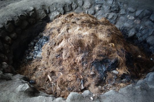 Mezcal wird in Mexiko noch auf traditionelle Art von den Einheimischen hergestellt.