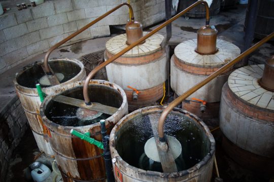 Damit aus dem Gegorenen Hochprozentiges wird, wird der Mezcal zweimal destilliert.