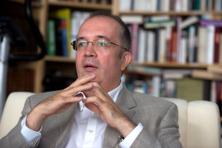 Christian Köllerer ist Literatur- und Philosophiewissenschaftler.