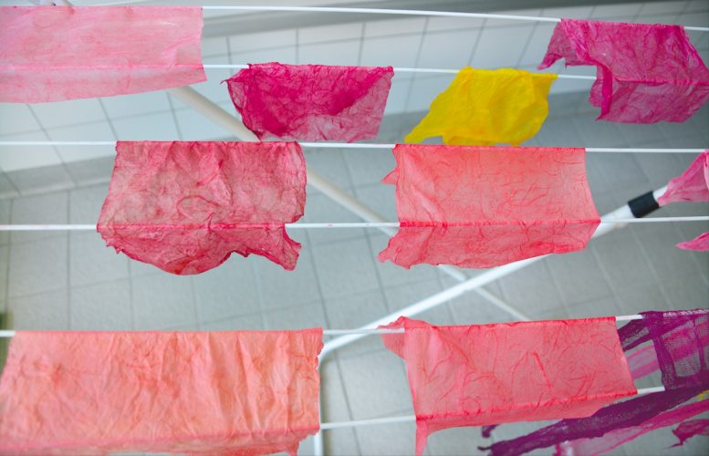 Mit Blütenfarbe gefärbtes Geschenkpapier.