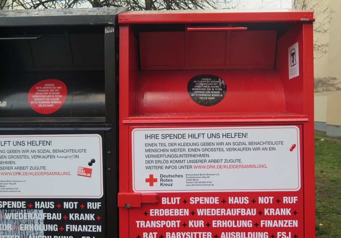 Auf den Containern gemeinnütziger Organisationen wird über die richtige Abgabe der Altkleider sowie deren Weiterverwendung informiert.