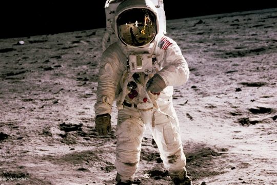 ForscherInnen wollen die 50 Jahre alten Exkremente, die bei Mondmissionen auf dem Erdtrabanten hinterlassen wurden, untersuchen.