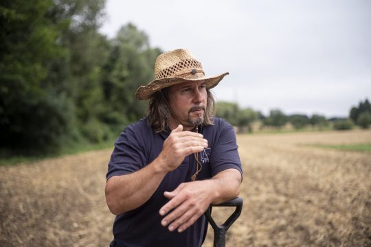 Günther Aust untersucht am Tag ungefähr 40 Böden. Bilder: Christian Bruna.