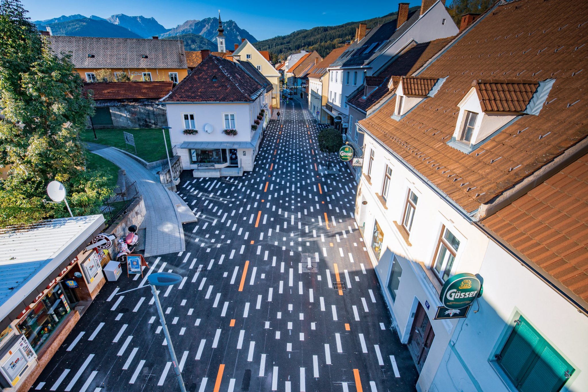 Die Stadtgemeinde Trofaiach ist ein Beispiel für eine ehemalige Donut-Stadt. Die Begegnungszone wurde von Stigl-Enge Architekten ZT geplant. Bild: Fotofreisinger.
