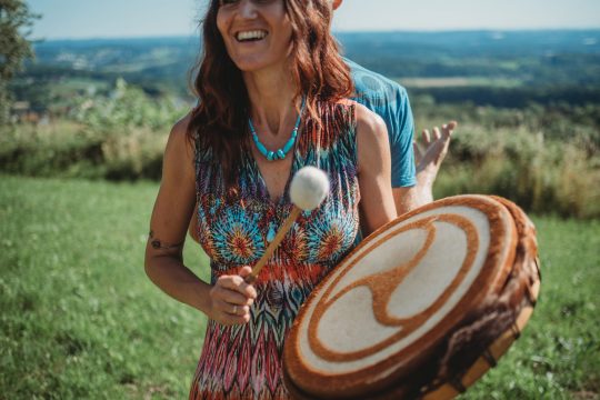 Lara Cap leitet das »Göttinengeflüster« im Roten Zelt. Foto: Hadas Natural Photography.