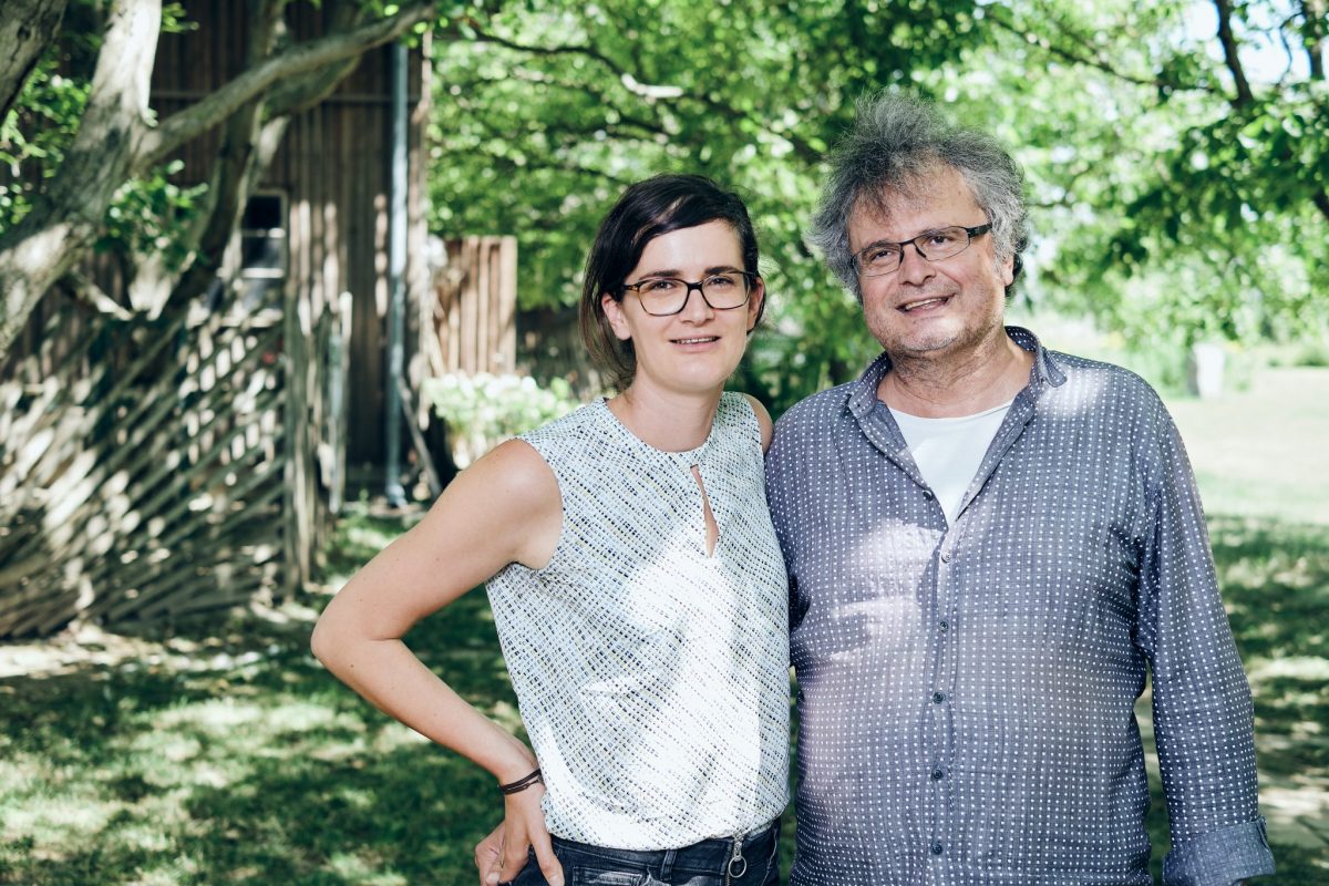 Elisabeth und Gerhard Zoubek vom Biohof Adamah (hier auf einem Foto im Sommer)
