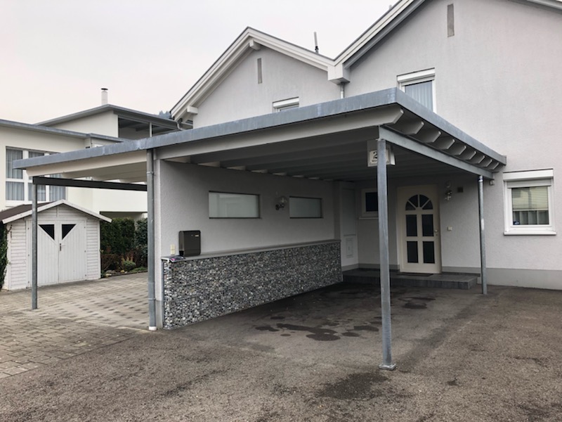 Gabione unter einem Carport