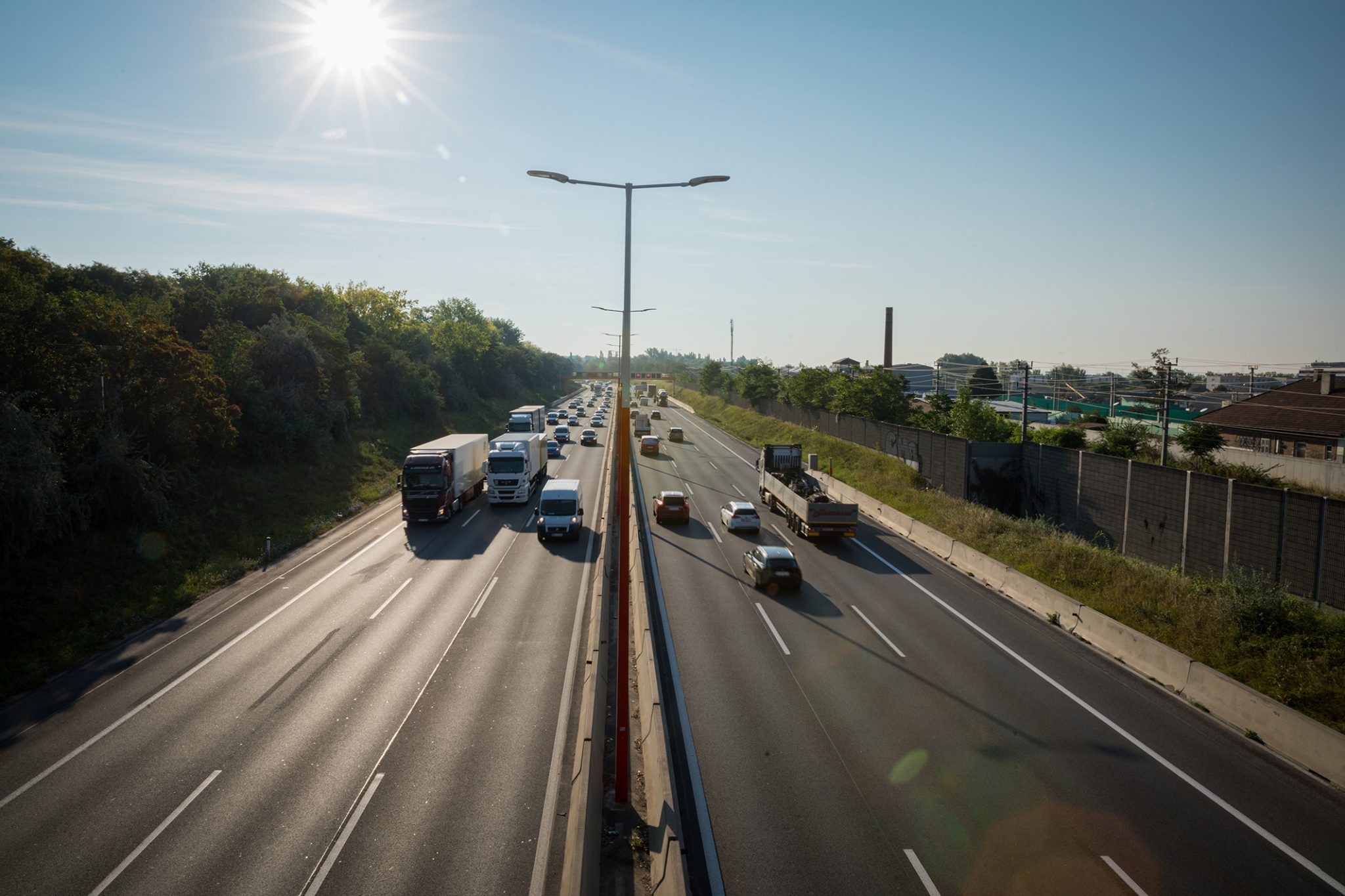 Eine mehrspurige Autobahn