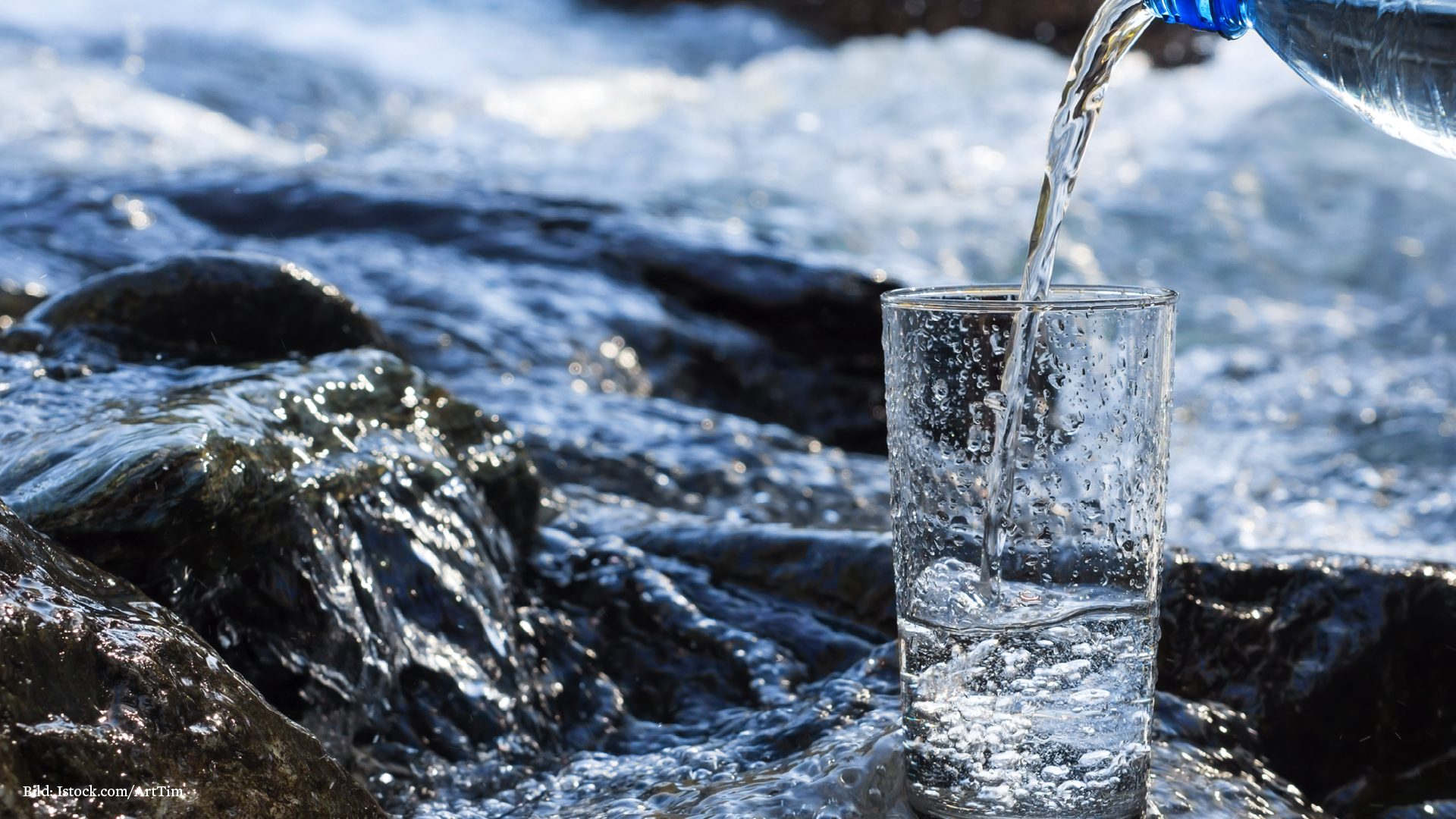 Ein Glas Wasser neben einem Fluss