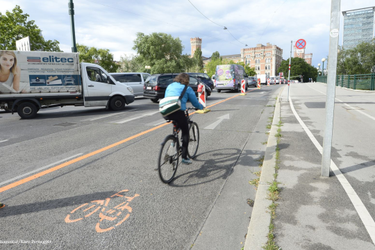 Ein Fahrradfahrer auf einem Pop-up Radweg