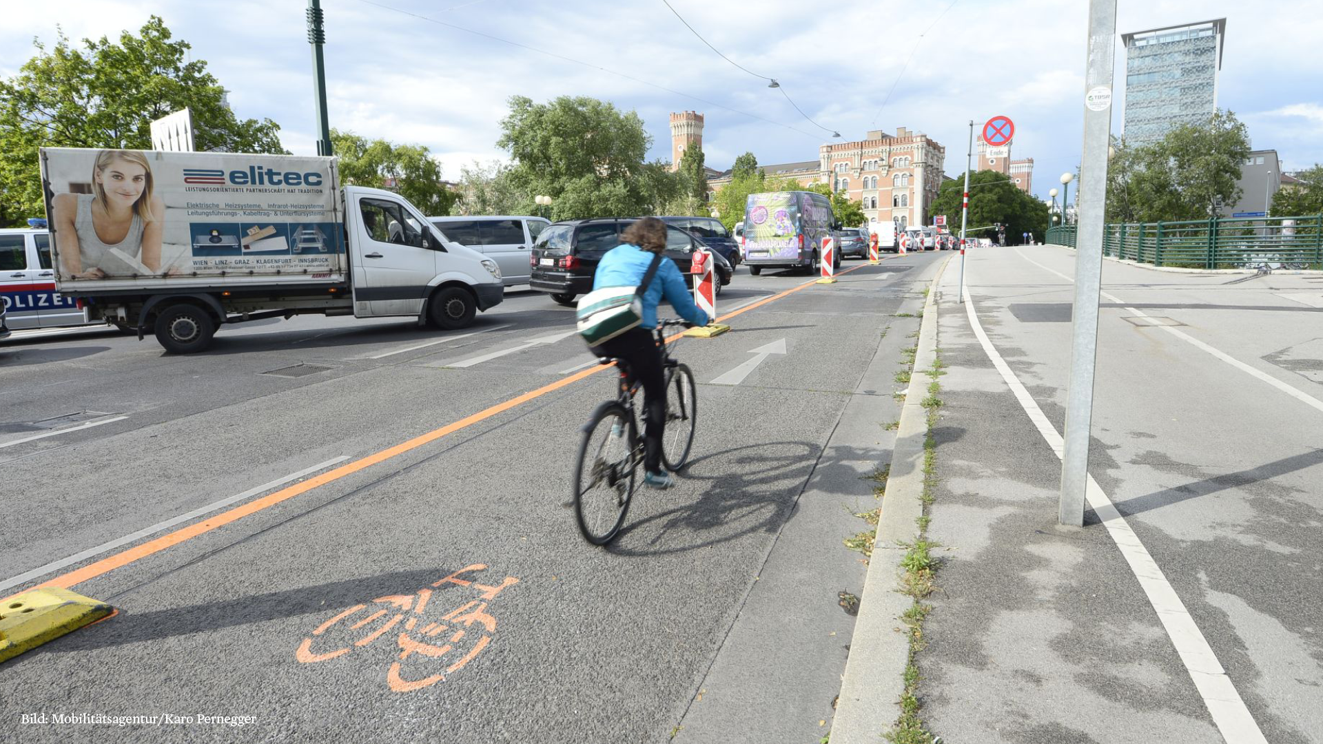 Ein Fahrradfahrer auf einem Pop-up Radweg