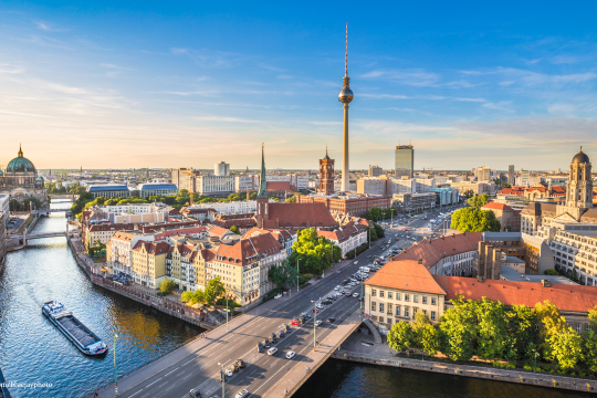 Berlin aus der Luft mit Fernsehturm und Spree
