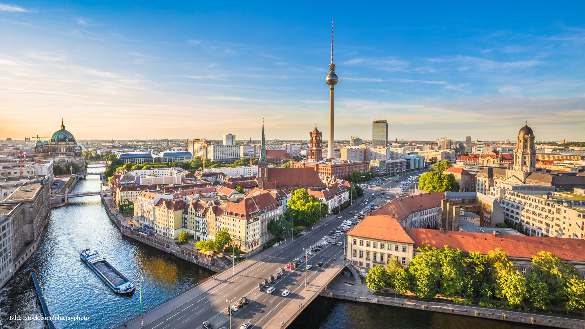 Berlin aus der Luft mit Fernsehturm und Spree