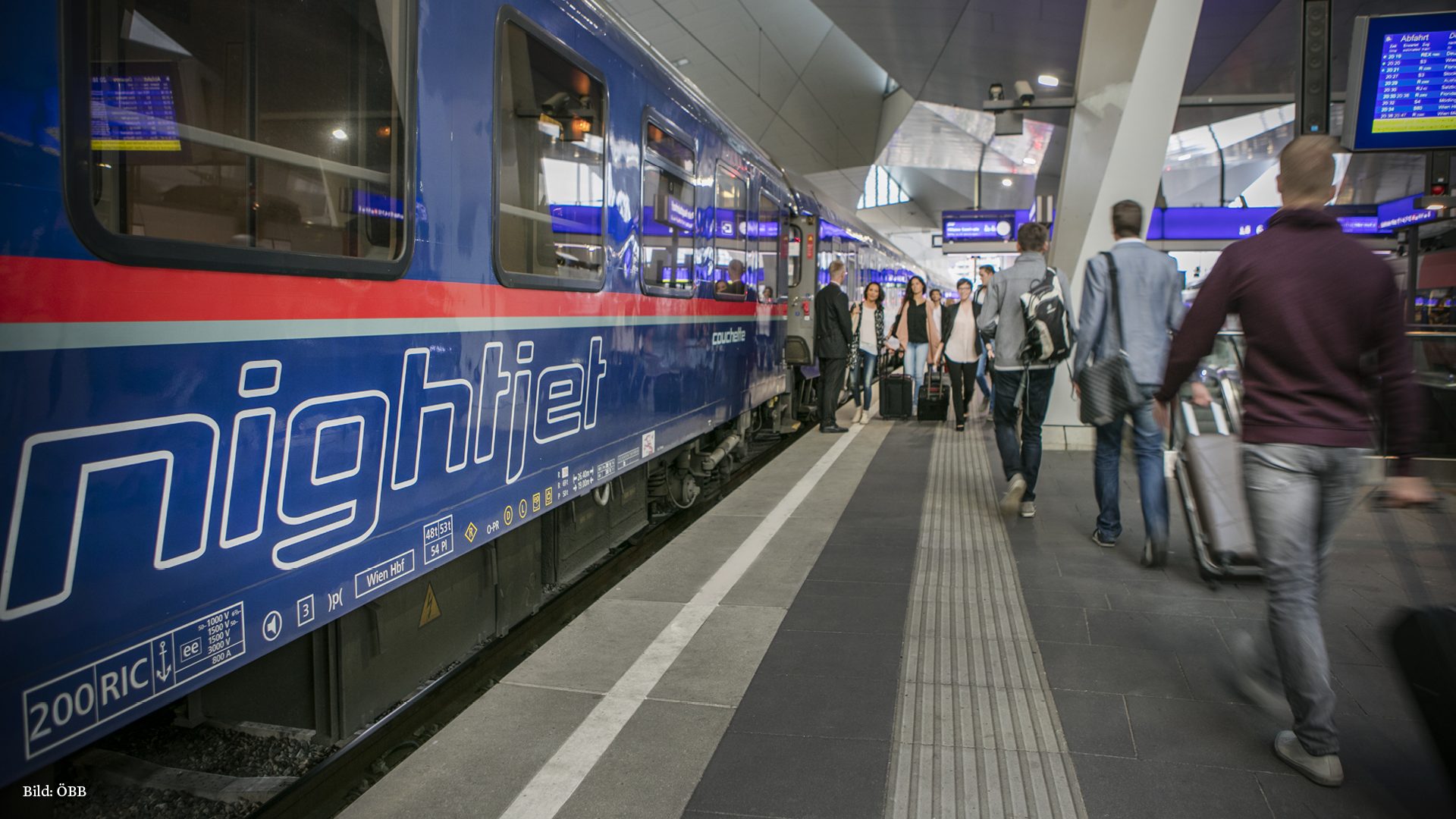 Ein nightjet-Zug steht im Bahnhof